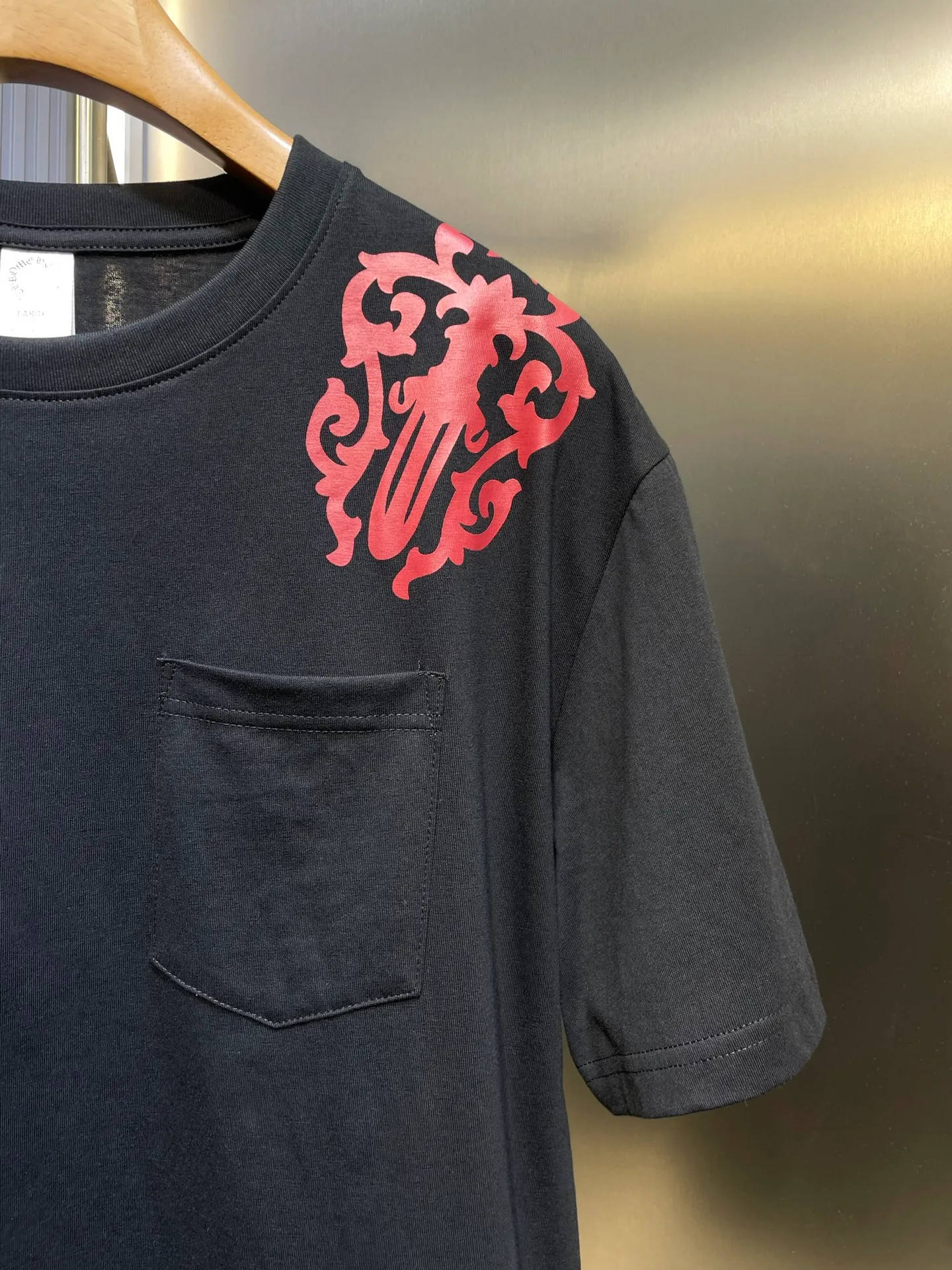 P250 Chrome Hearts 🌟[Top Original] Fabric: Cotton Material Description: The fabric is made of 26-woven 240-gram cotton material. Printing is very important. The ink used in the original version is beyond the standard printing. Generally, printing factories have no ability to restore it. After running to many factories, the final efforts paid off. The overall wiring is straight and delicate, the fabric is comfortable and soft, and the color is consistent without color difference. Can be matched with the same style to create a fashionable look, to suit various occasions, customized accessories, complete with three standards, same style for men and women size: s m l